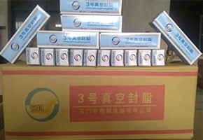 本產(chǎn)品是由潤(rùn)滑油基礎(chǔ)油經(jīng)精餾、稠化并加入適量的添加劑，再經(jīng)后處理后制得。本產(chǎn)品主要用作真空系統(tǒng)的活動(dòng)部分和可拆卸部分的密封和潤(rùn)滑。1、2、3號(hào)適用于30℃條件下使用，4號(hào)最高使用溫度可達(dá)120℃，可用